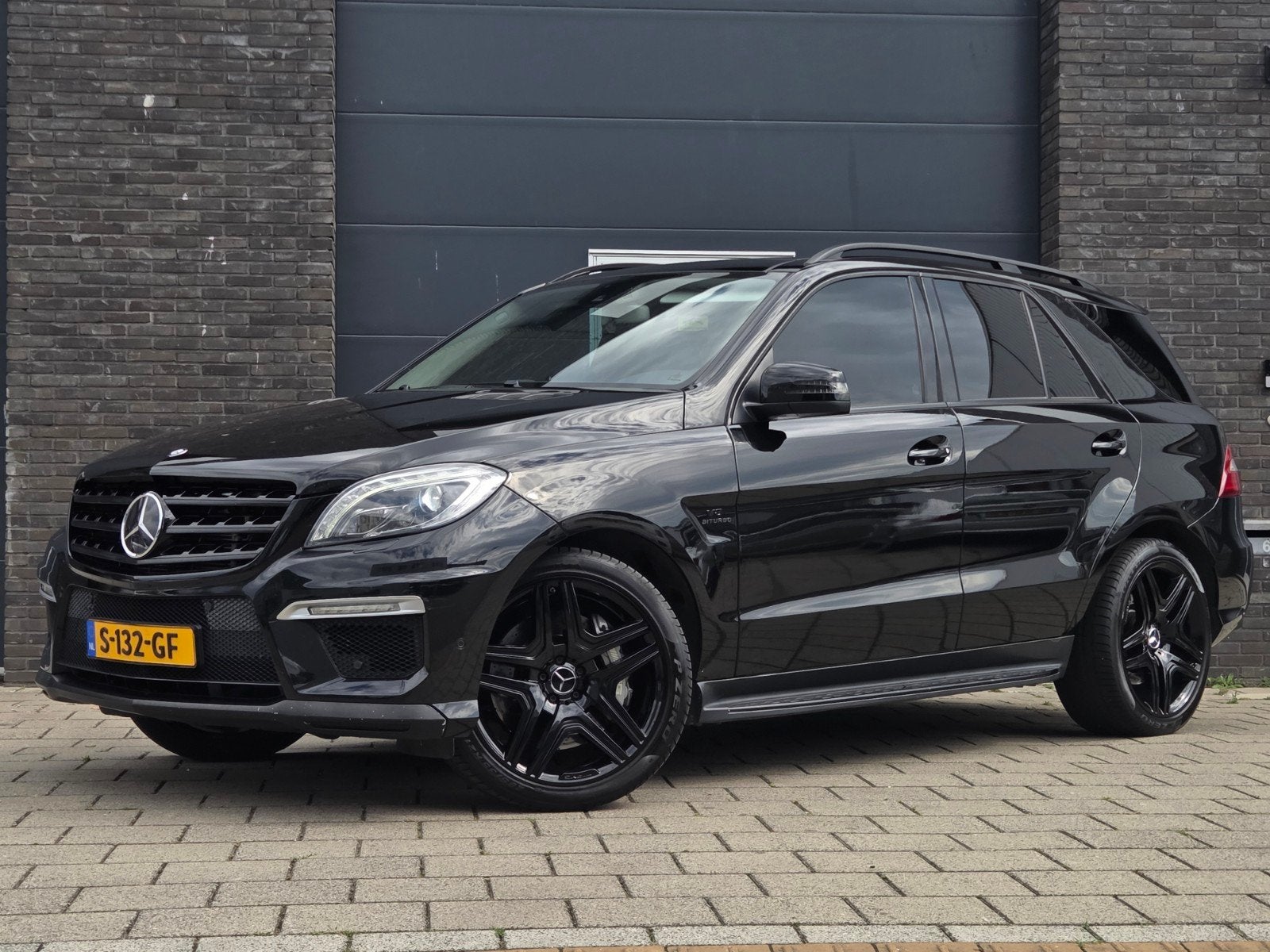 Mercedes ML 63 AMG PERFORMANCE 558PK 2012 Zwart Pano LED 21", Auto's, Mercedes-Benz, 5461 cc, 8 cilinders, 2245 kg, ABS