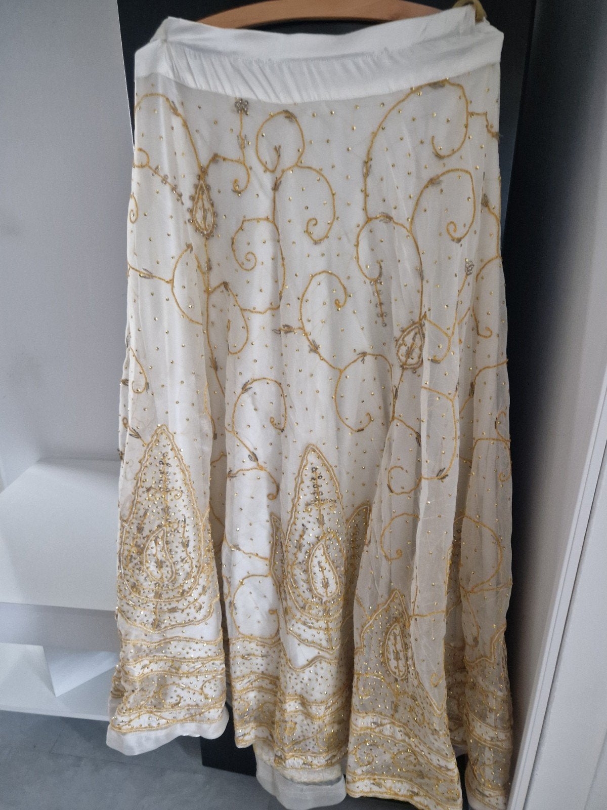 Prachtige witte jurk met gouden borduursels, Kleding | Dames, Gelegenheidskleding, Galajurk, Wit, Ophalen, Maat 38/40 (M)