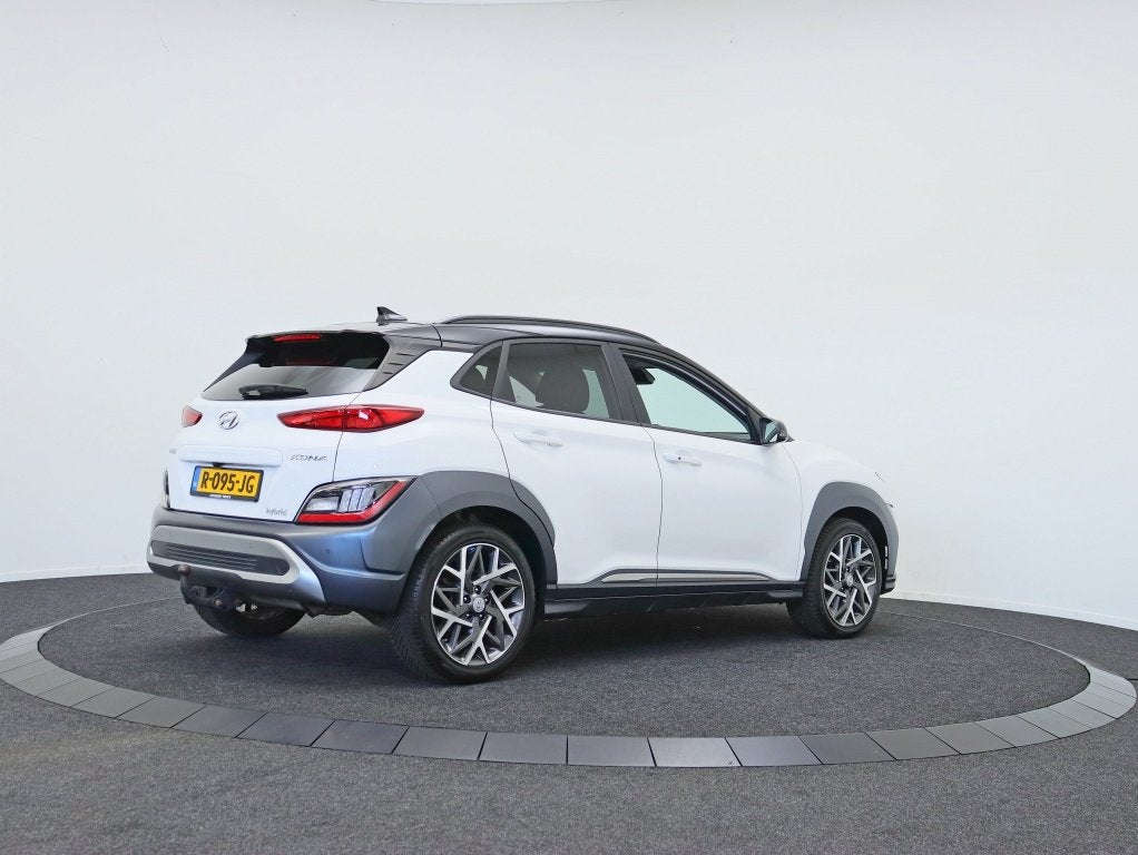 Hyundai KONA 1.6 GDI HEV Premium | Trekhaak | Leder | 1e eig, Auto's, Dealer onderhouden, Gebruikt, Wit, SUV of Terreinwagen