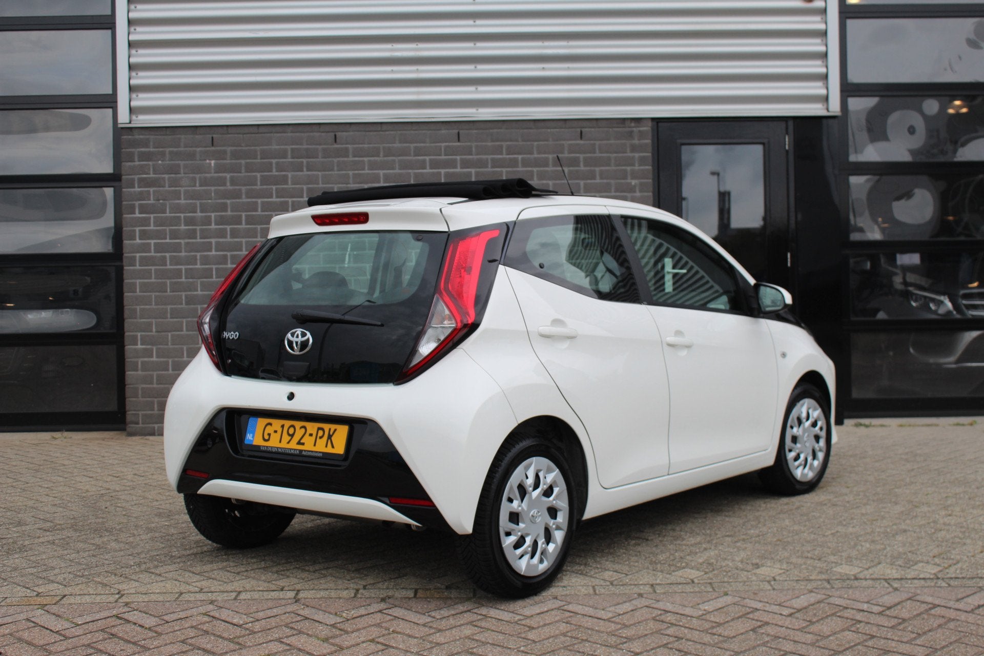 Toyota Aygo 1.0 VVT-i X-Play / Open dak / Carplay / Automaat, Stof, Gebruikt, Met garantie (alle), 4 stoelen