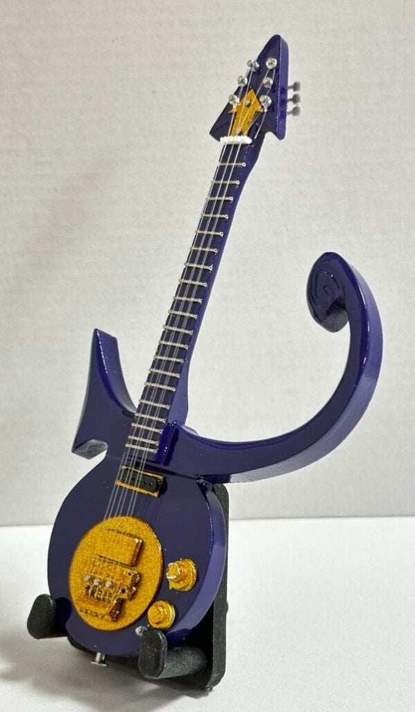 Price Purple gitaar van hout mini 15cm miniatuur gitaar deco, Info@deconoord.nl, Deco Noord, Nieuw, Ophalen of Verzenden