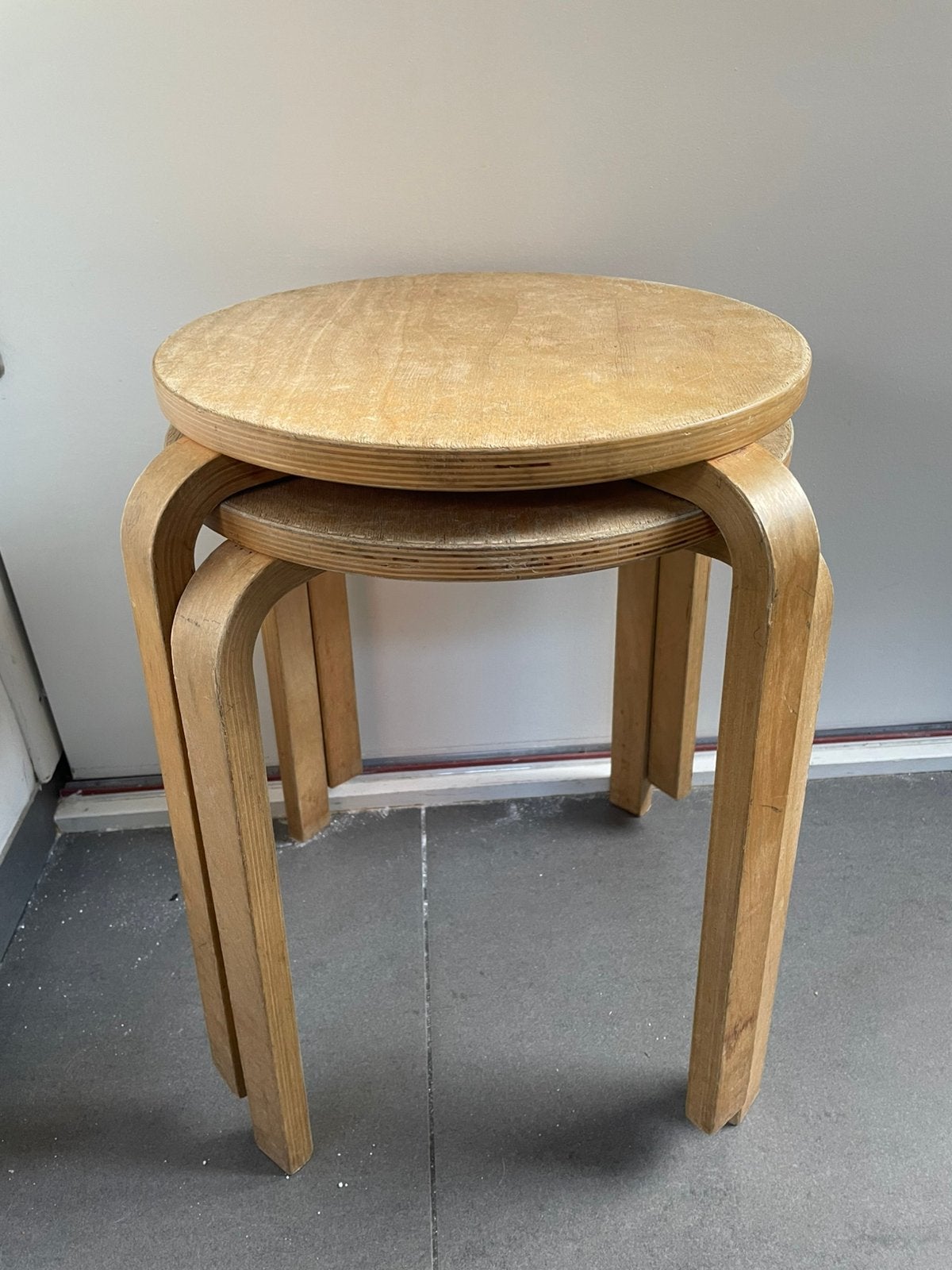 2 Ikea Frosta stapelbare houten krukken, Huis en Inrichting, Ophalen of Verzenden, Gebruikt, Hout