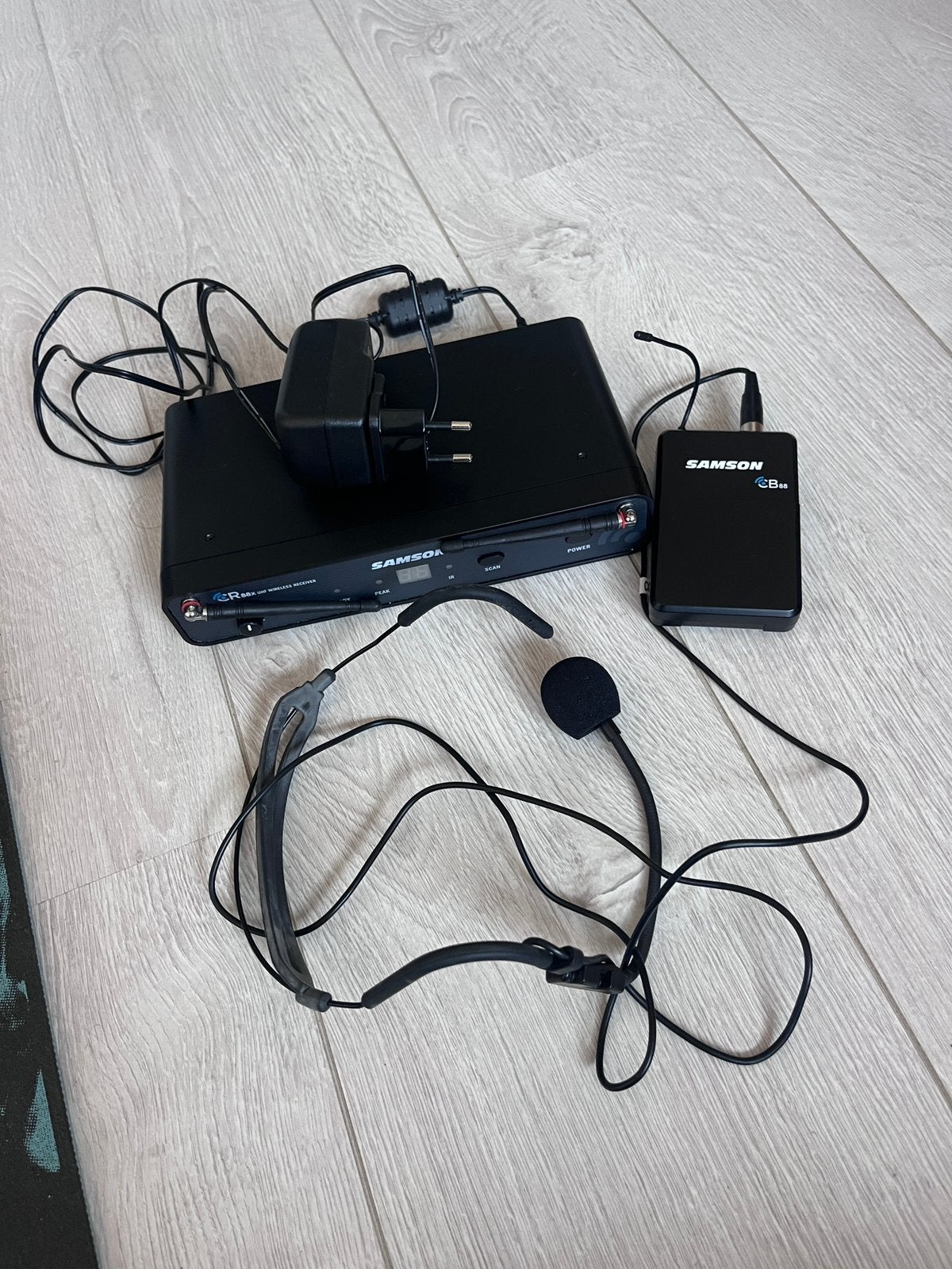 Samson draadloze headsetmicrofoon – CR88x UHF, Ophalen of Verzenden, Zo goed als nieuw