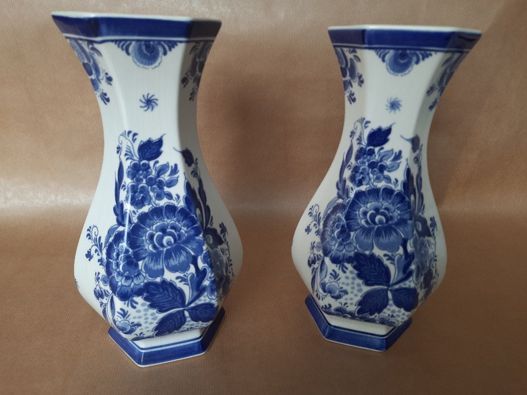 2 handgeschilderde zeshoekige Delfts blauwe vazen, Ophalen