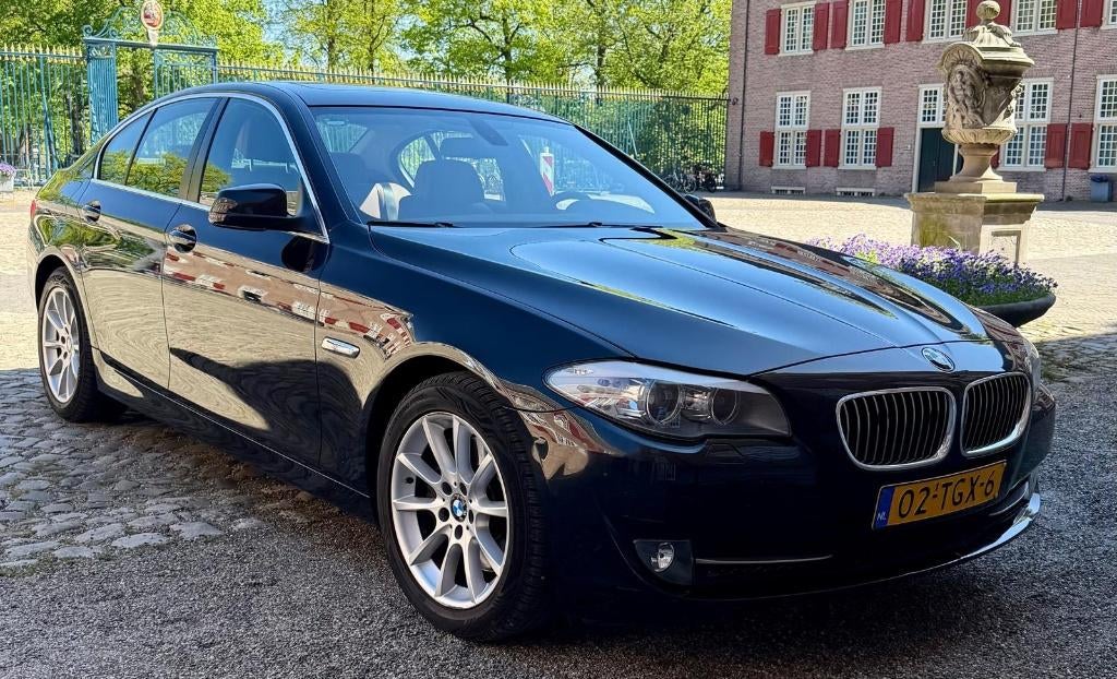 BMW 5-Serie 535i high executive NL auto van 1e eigenaar!, Auto's, Achterwielaandrijving, 1675 kg, 2000 kg, Zwart