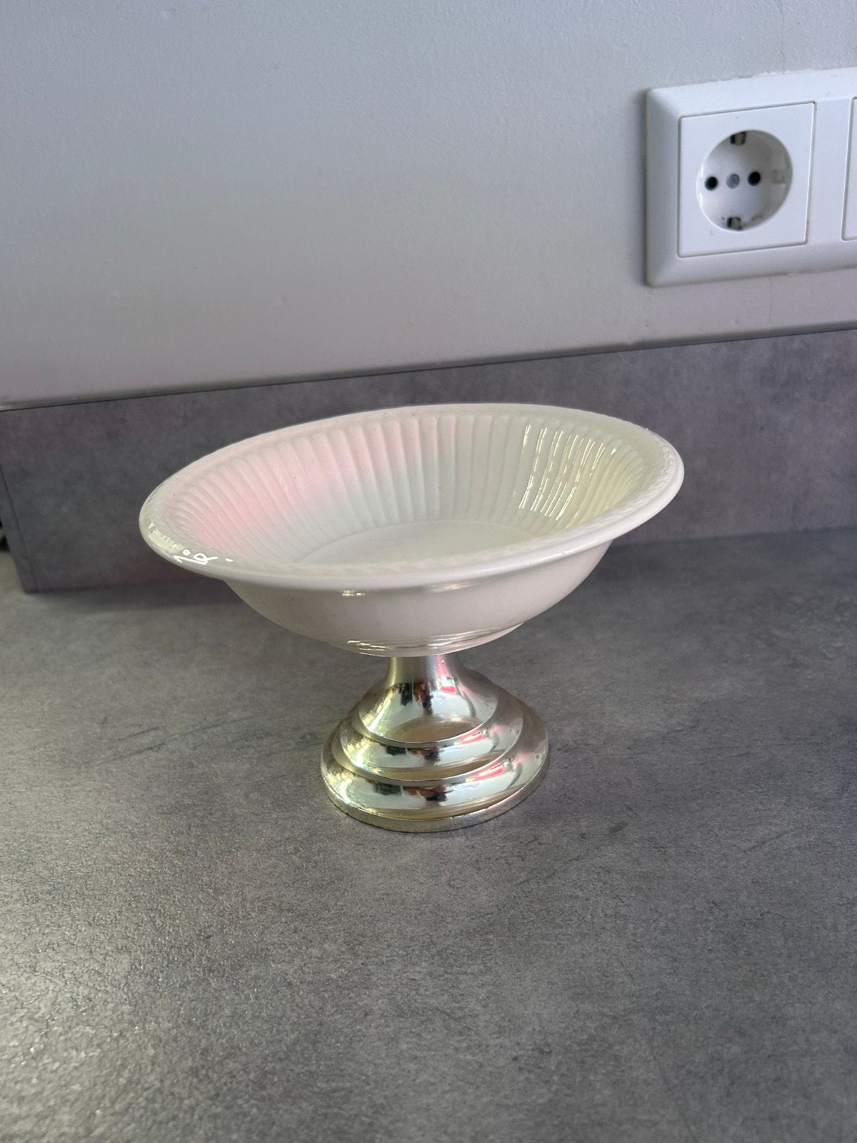 Schaaltje Wedgwood op voet, Ophalen of Verzenden, Zo goed als nieuw, Ovaal, Porselein of Keramiek