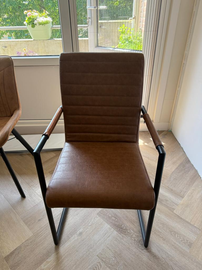 Eetkamerstoel met armleuning - Cognac, Huis en Inrichting, Stoelen, Ophalen, Bruin, Zo goed als nieuw, Eén