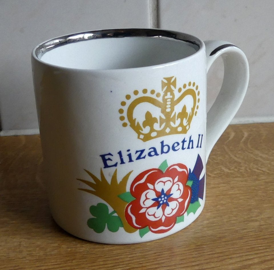 Queen Elizabeth II silver jubilee beker Burleigh Staffordshi, Ophalen of Verzenden, Gebruikt, Buitenland, Servies
