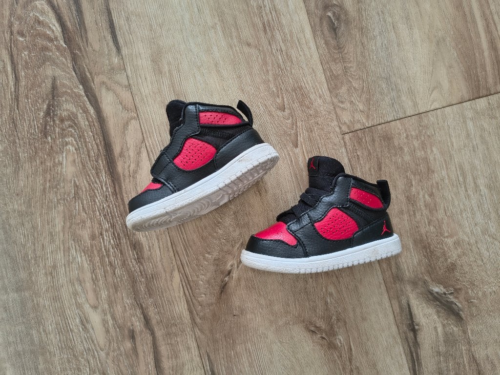 Stoere zwart rode Jordan sneakers, maat 21. Halfhoge sneaker, Onb, Schoenen, Ophalen of Verzenden, Jordan