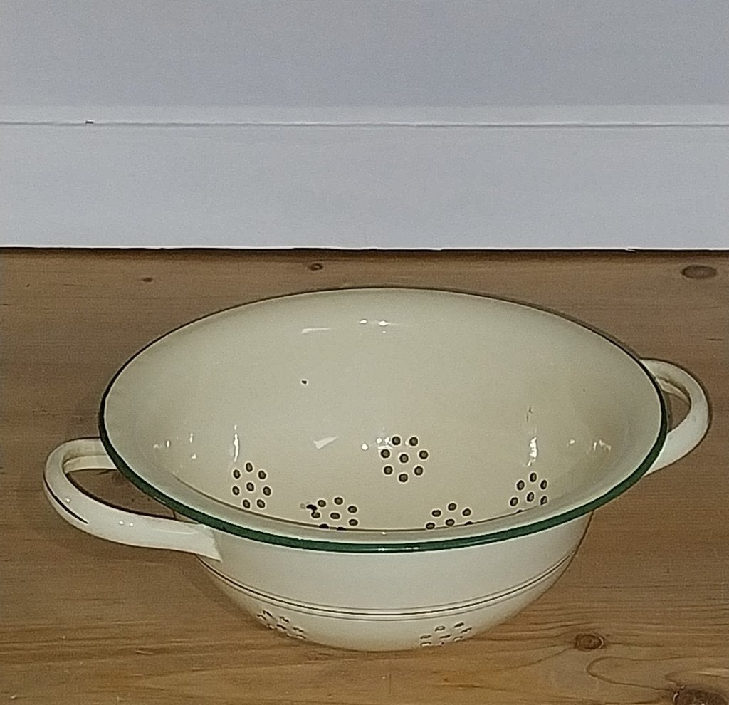 Emaille vergiet, beige met groene rand en goudkleurige bies, Antiek en Kunst, Antiek | Emaille, Ophalen of Verzenden