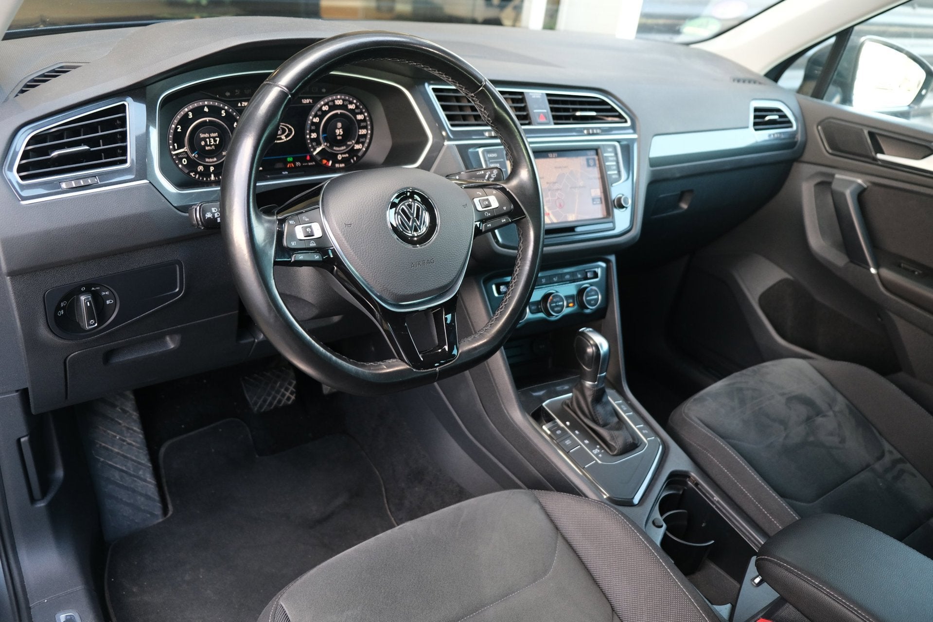 Volkswagen Tiguan 1.4 TSI ACT Highline DSG 150 PK Navi ACC V, Dealer onderhouden, 4 cilinders, 150 pk, Alcantara