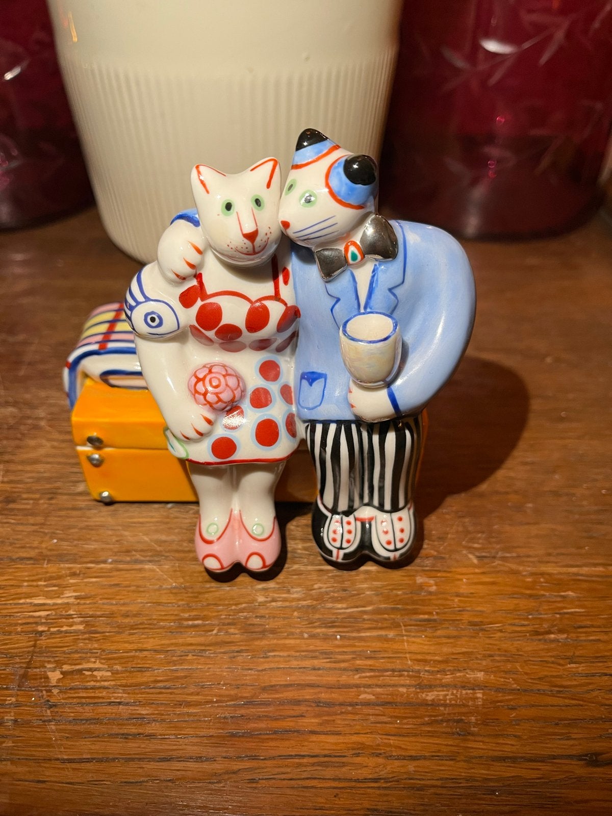 Villeroy & Boch R. Benedikt Kattenbeeldje op koffer, Meerkleurig, Overige stijlen, Ophalen of Verzenden, Zo goed als nieuw