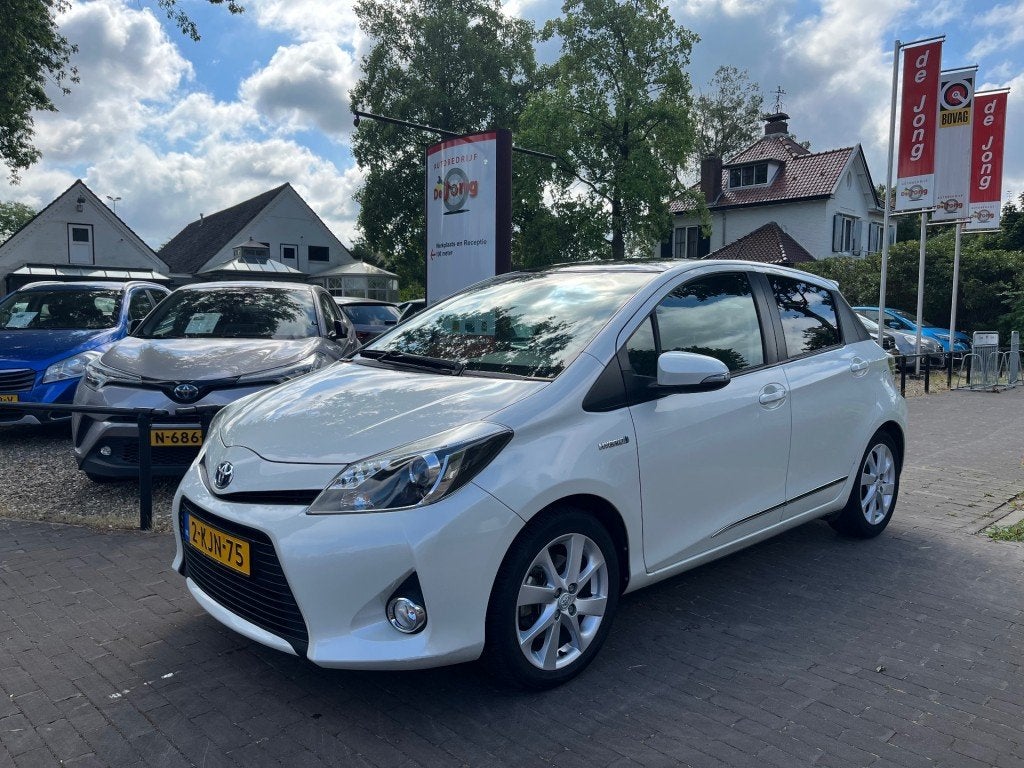 Toyota YARIS 1.5 FULL HYBRID DYNAMIC / PANODAK / CAMERA / CR, Euro 5, 1497 cc, Gebruikt, 4 cilinders