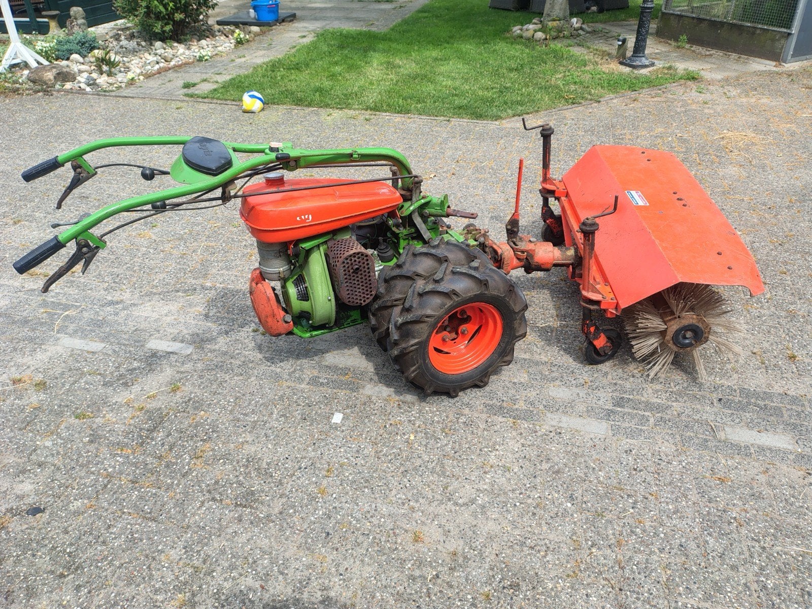 Agria 3400 2 wieler met rol bezem, Ophalen, Maaier