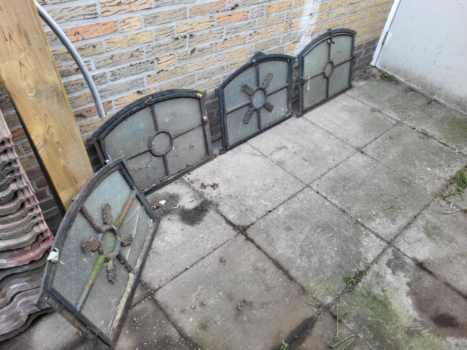Antieke gietijzeren ramen met glas (4 stuks), Doe-het-zelf en Verbouw, Gevelraam of Ruit, Gebruikt, Minder dan 80 cm, 80 tot 120 cm