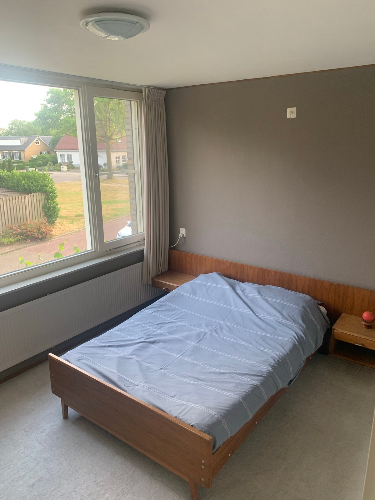 Houten bed met hoofdbord en nachtkastjes (130x190cm), Huis en Inrichting, Slaapkamer | Bedden, Ophalen, Gebruikt, Bruin, 190 cm of minder