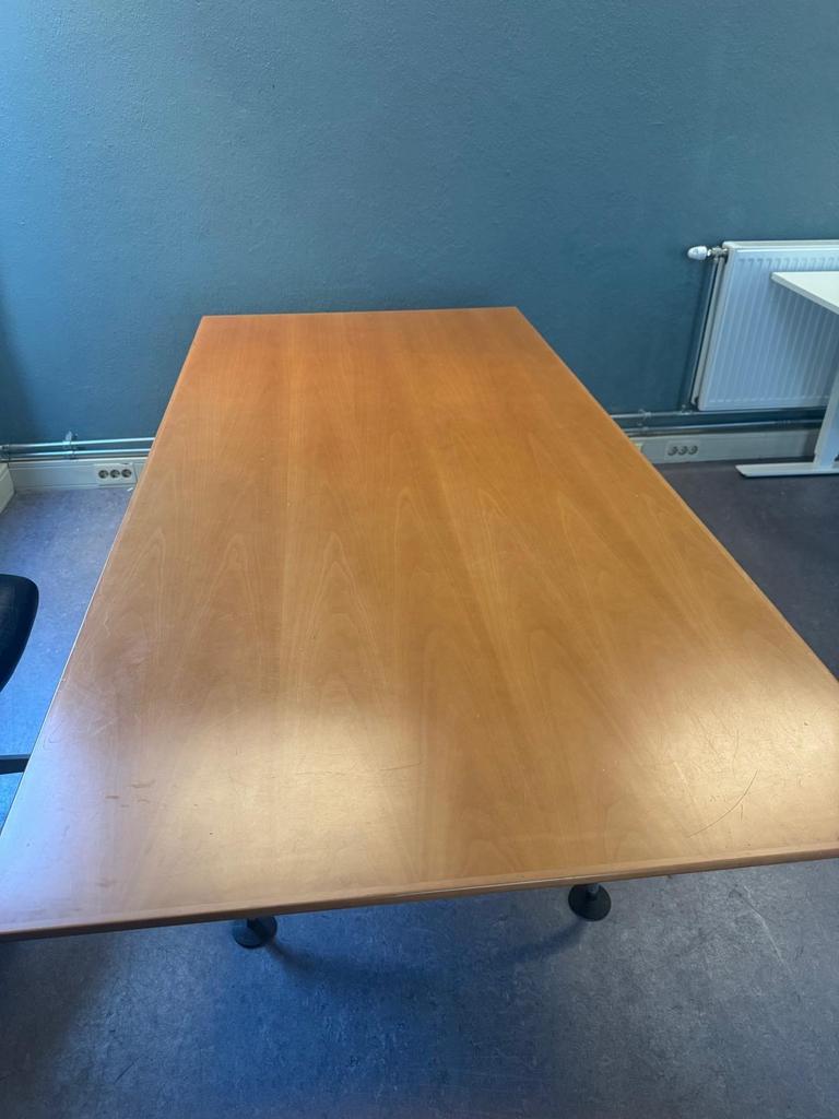 Vitra vergadertafel - Kwaliteit en stijl voor uw kantoor, Huis en Inrichting, Tafels | Eettafels, Gebruikt, 100 tot 150 cm, 200 cm of meer
