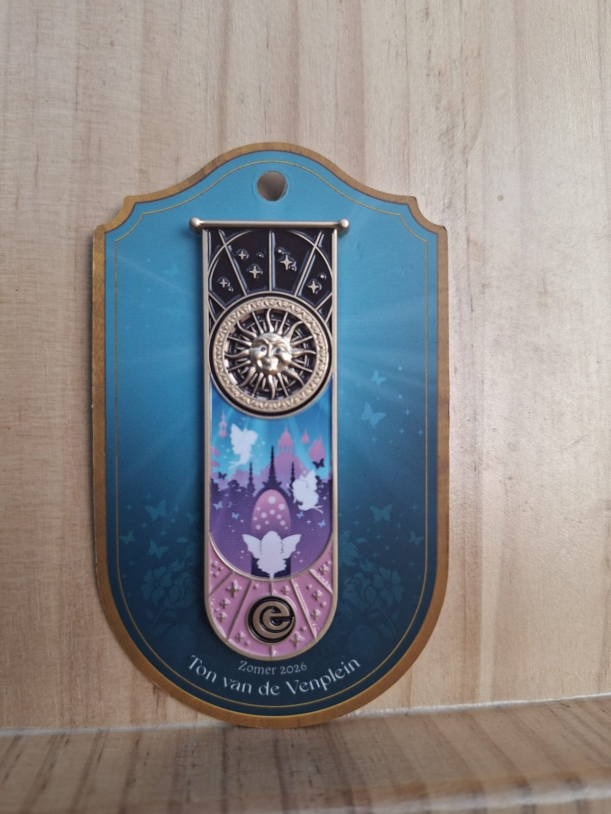 Ruilen: Efteling pin 3 Zomerfestival 2026 (Ton vd Ven plein), Verzamelen, Efteling, Ophalen of Verzenden, Nieuw, Button of Speldje