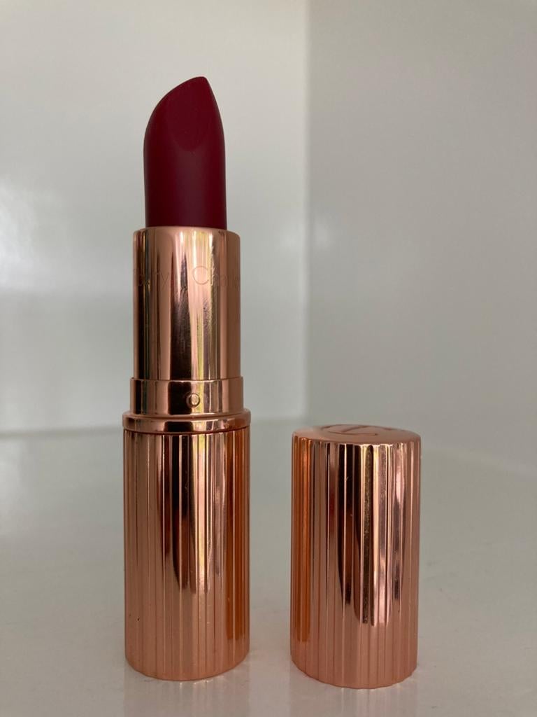 Charlotte Tilbury Mat Revolution Lipstick ‘Red Carpet Red’, Ophalen of Verzenden, Zo goed als nieuw, Rood, Lippen
