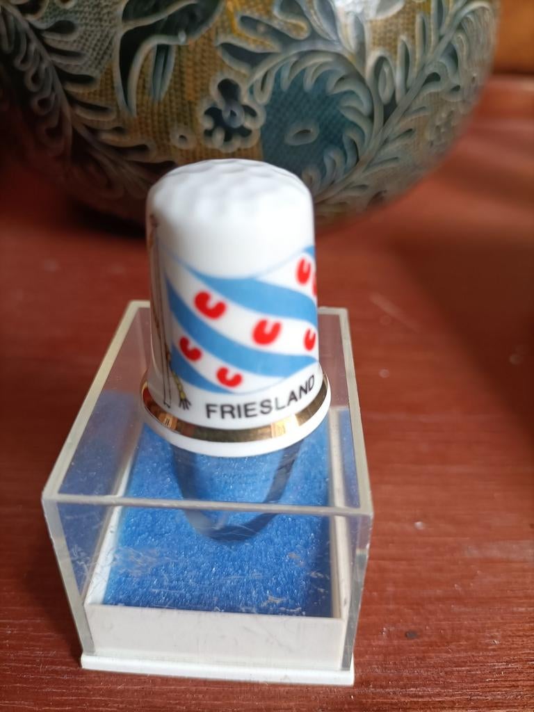 Vintage Friesland vingerhoedje van porselein. In doosjes., Verzamelen, Ophalen