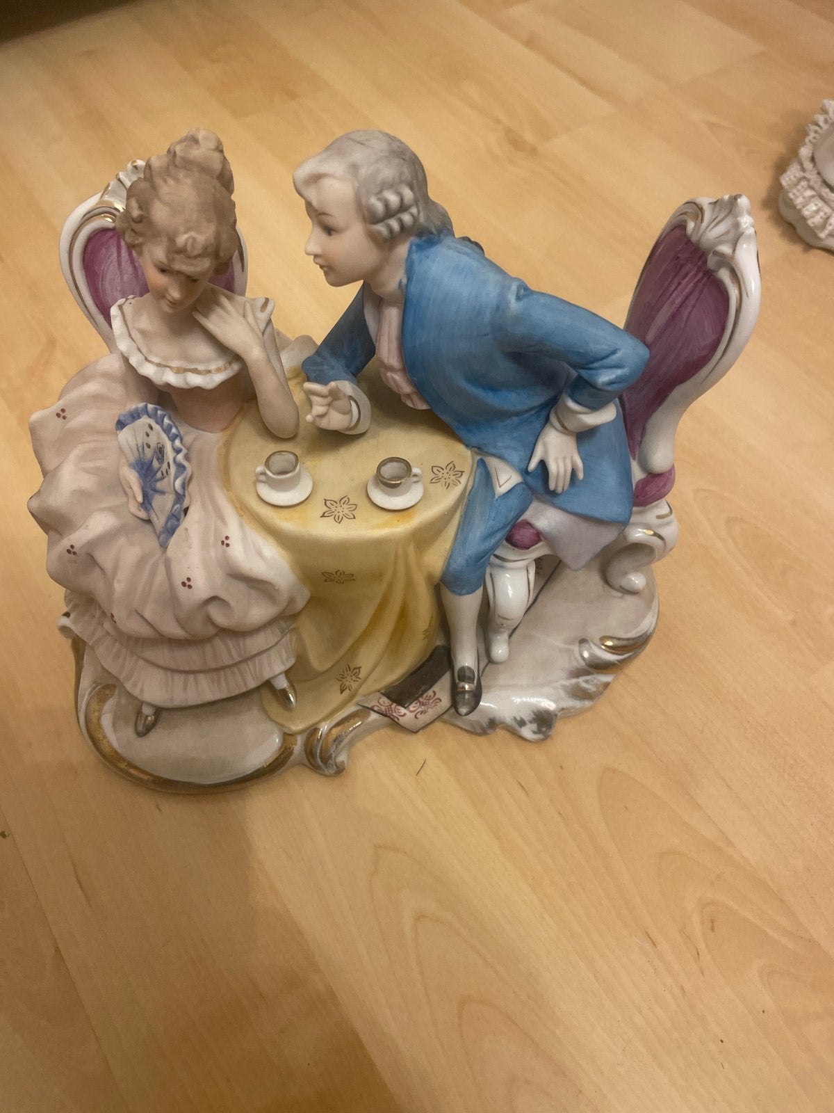 Vintage Porseleinen Beeldje: Romantisch Paar aan Tafel, Ophalen of Verzenden