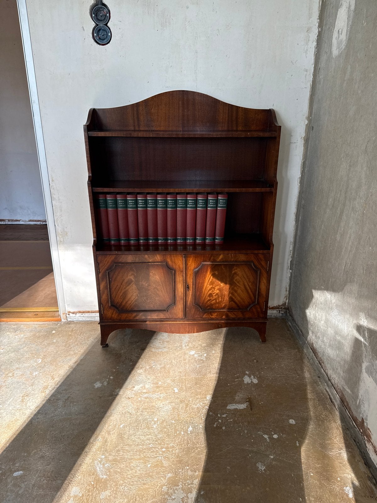Antieke Mahonie Boekenkast met Vitrine, Antiek en Kunst, Ophalen
