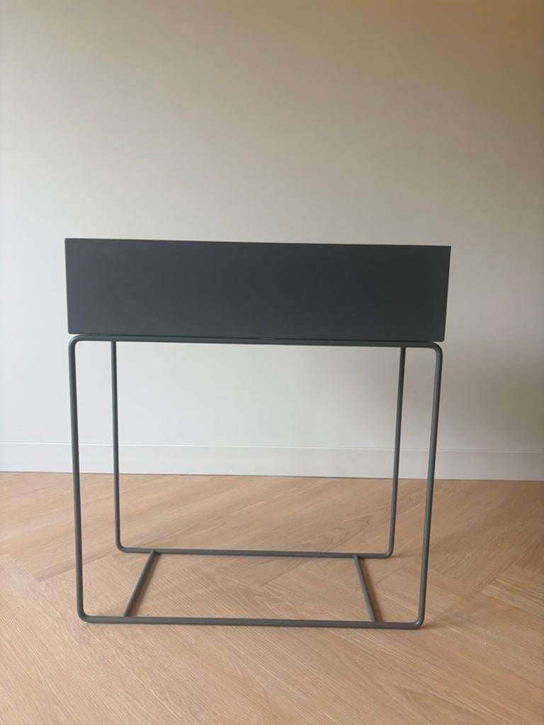 Ferm Living Plant box antraciet, Tuin en Terras, Bloembakken en Plantenbakken, Vierkant, Ophalen of Verzenden, Zo goed als nieuw