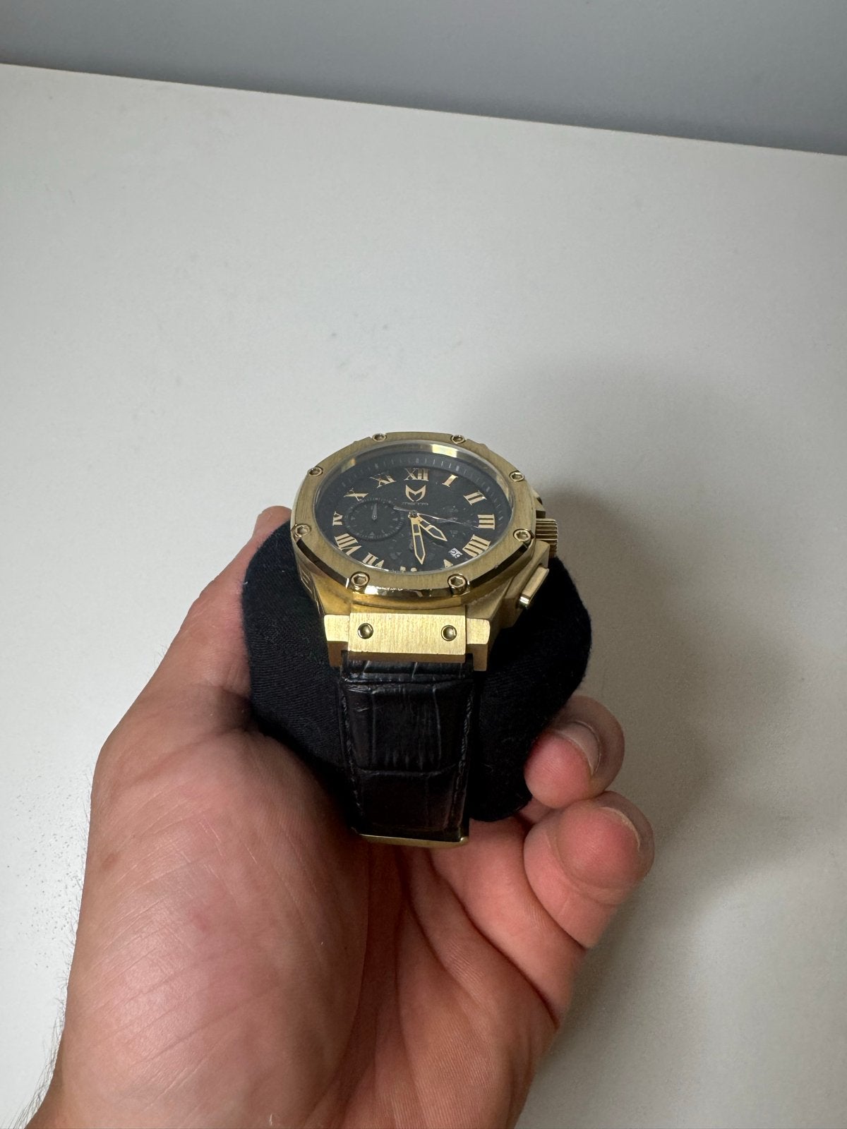 MSTR horloge - Goudkleurig met zwarte band, Sieraden, Tassen en Uiterlijk, Horloges | Heren, Gebruikt, Polshorloge, Overige merken