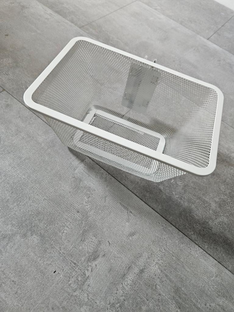 Wit metalen opbergmandje voor wandrek IKEA ALGOT, Huis en Inrichting, Kasten | Overige, Zo goed als nieuw, Ophalen