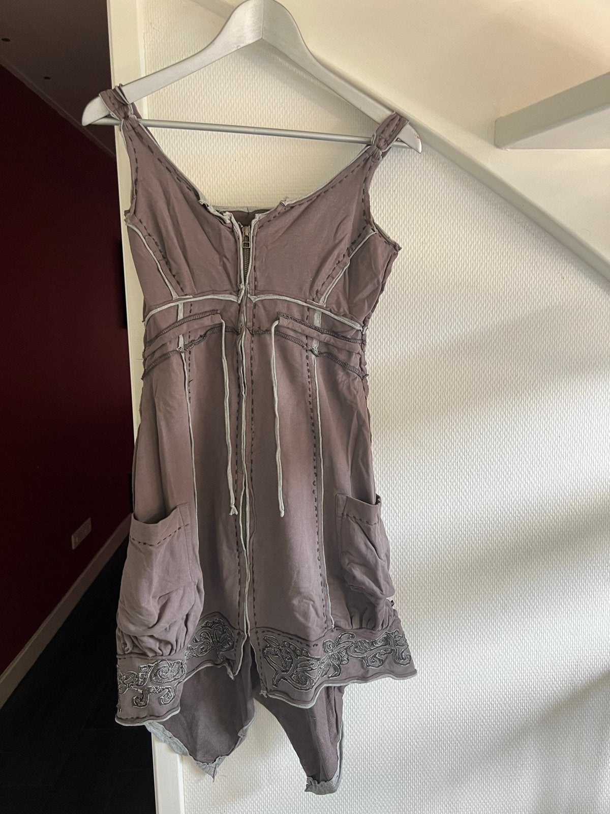 Unieke paarse jurk met borduursels en rits, Kleding | Dames, Jurken, Paars, Ophalen of Verzenden, Maat 36 (S), Gedragen