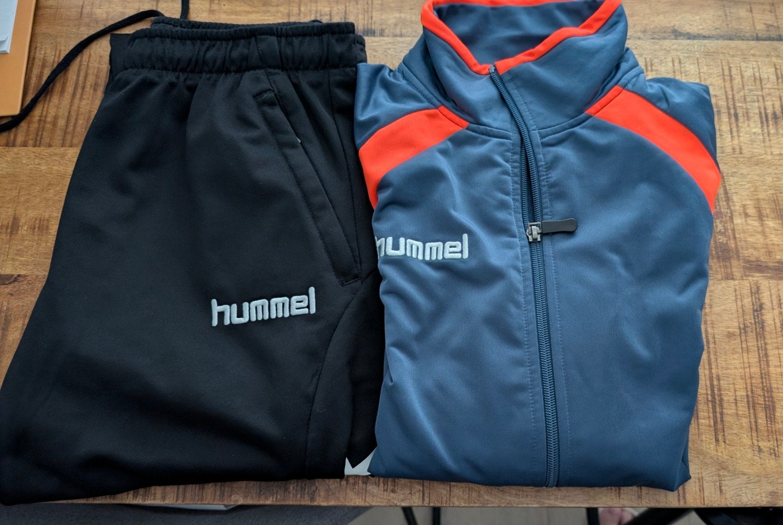 Hummel trainingspak - Maat S - Grijs/blauw/Zwart/Oranje, Kleding | Heren, Meerkleurig, Ophalen of Verzenden, Zo goed als nieuw