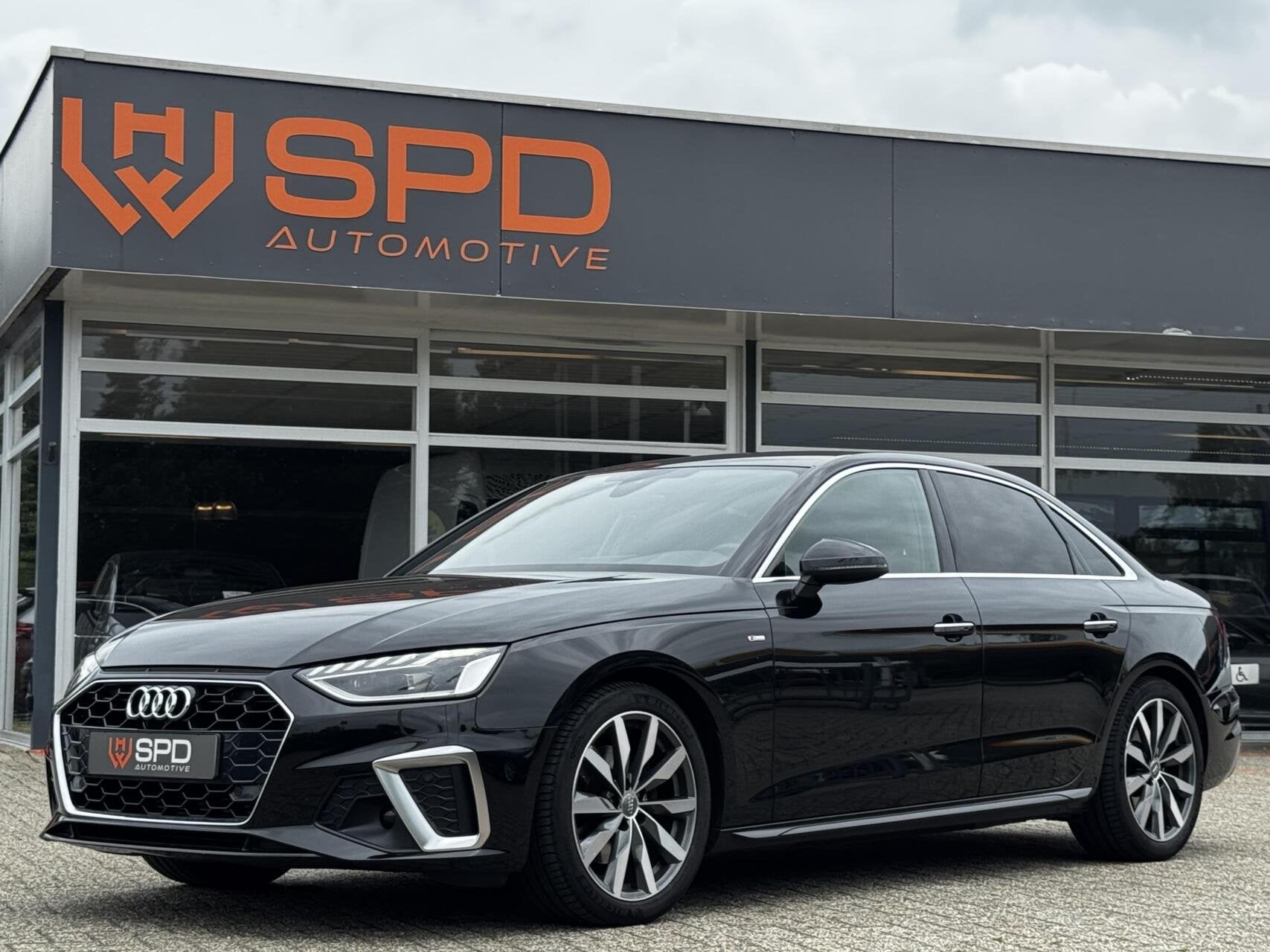 Audi A4 Limousine 40 TFSI S-line|190PK|Matrix|Trekhaak|Carpl, Auto's, Audi, Gebruikt, 1984 cc, Zwart, Origineel Nederlands