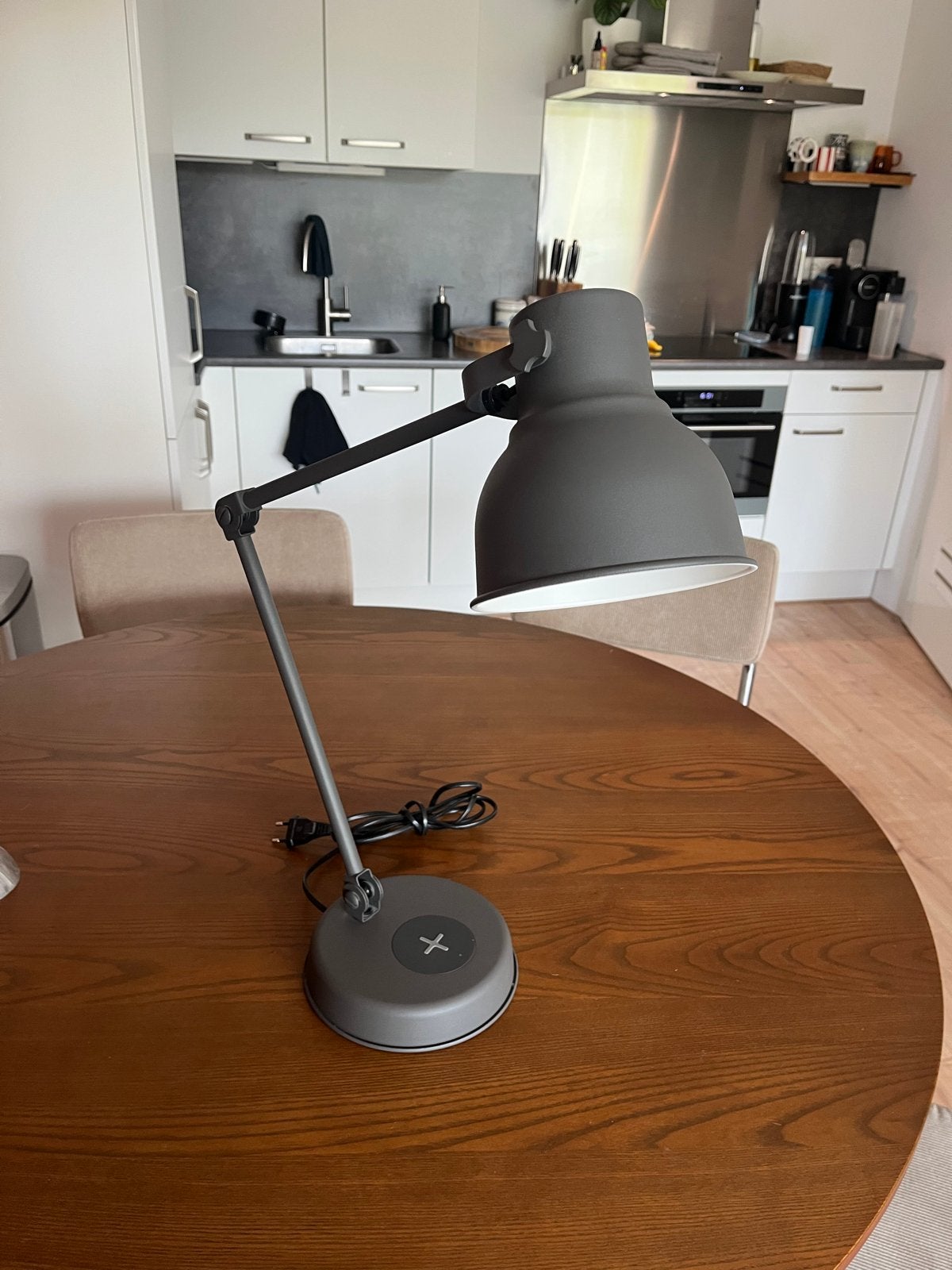 Verstelbare Bureaulamp met Draadloze & USB Oplader, Bureaulamp, E14 (klein), Ophalen of Verzenden, Zo goed als nieuw