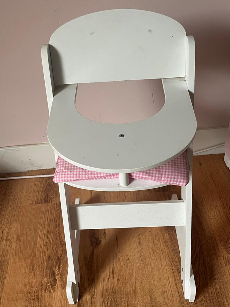 Witte poppenstoel met roze ruitjeskussen, Verzamelen, Poppen, Ophalen, Gebruikt, Accessoires