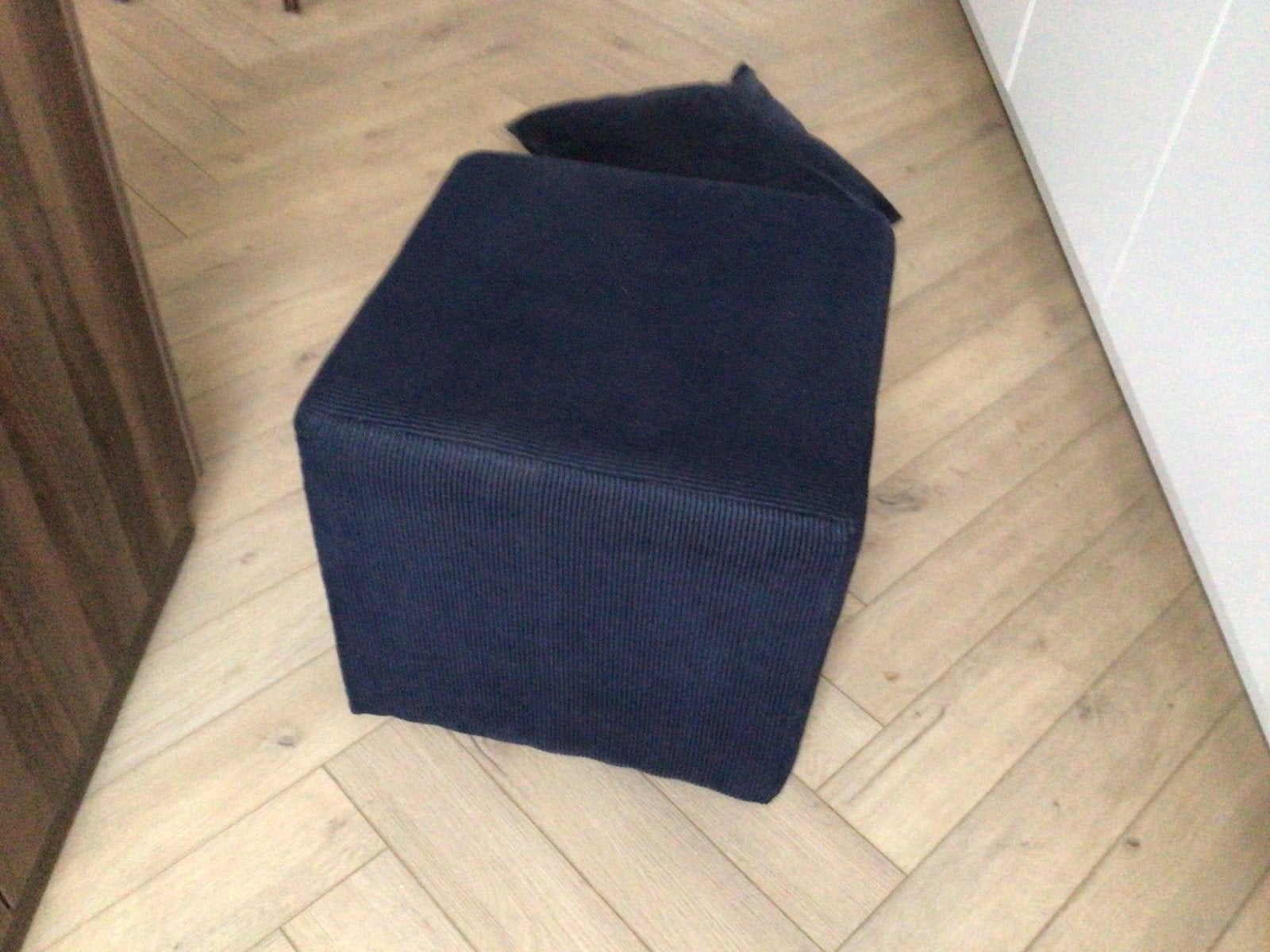Donkerblauwe poef - Zeer goede staat - ribstof, Ophalen, Minder dan 50 cm, Vierkant, Zo goed als nieuw