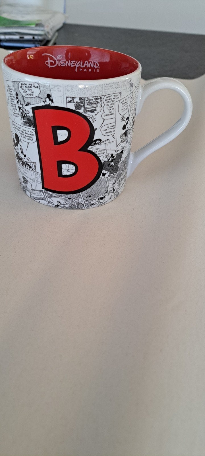 Mickey Mouse Mok - Disneyland Parijs - Letter B, Meerkleurig, Overige stijlen, Ophalen of Verzenden, Zo goed als nieuw