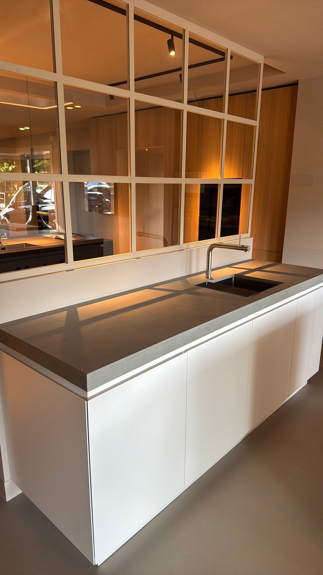 Showroom Betonnen keukenblad (moet snel weg), Huis en Inrichting, Keuken | Keukenelementen, Ophalen, Zo goed als nieuw, 200 cm of meer