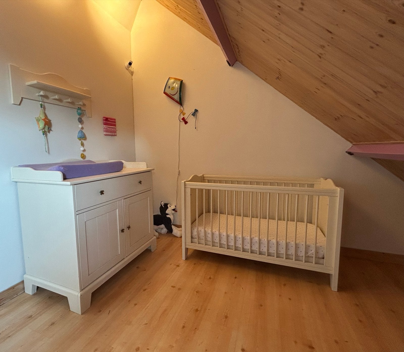 Ledikant, commode, wandplankje van Childwood + Veel Extra's, Kinderen en Baby's, Ophalen, Gebruikt, Lattenbodem, Minder dan 140 cm