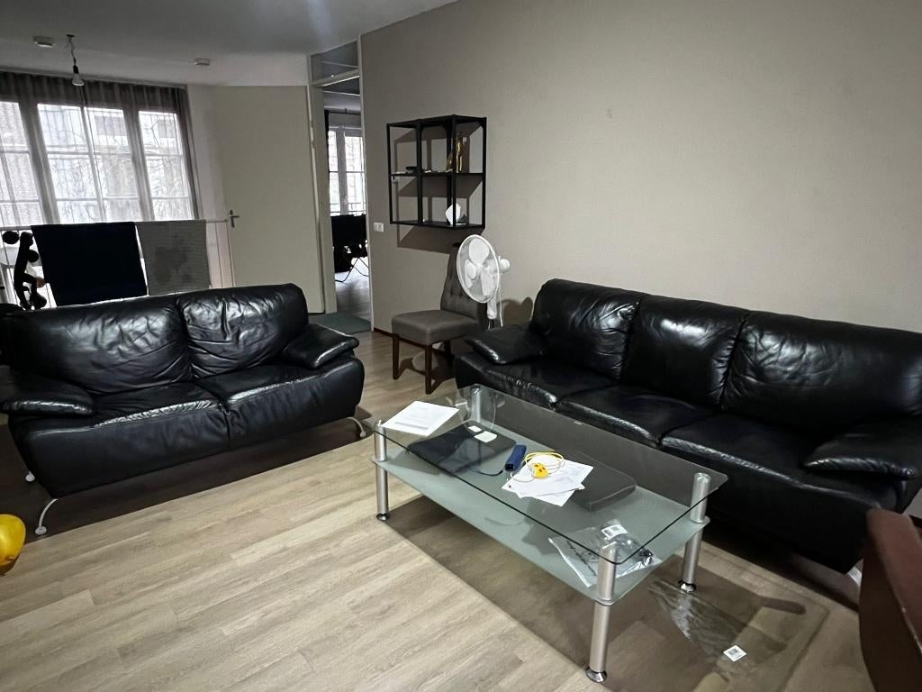 Black leather sofa with Coffee table, Huis en Inrichting, Banken | Sofa's en Chaises Longues, Ophalen, Gebruikt, Vierpersoons of meer