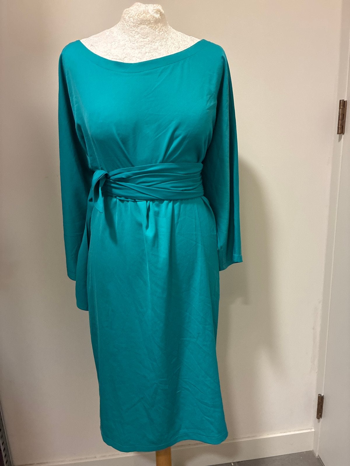 LaDress Caroline zijde look smaragdgroene jurk met sash, Kleding | Dames, Jurken, Maat 42/44 (L), Ophalen of Verzenden, Zo goed als nieuw