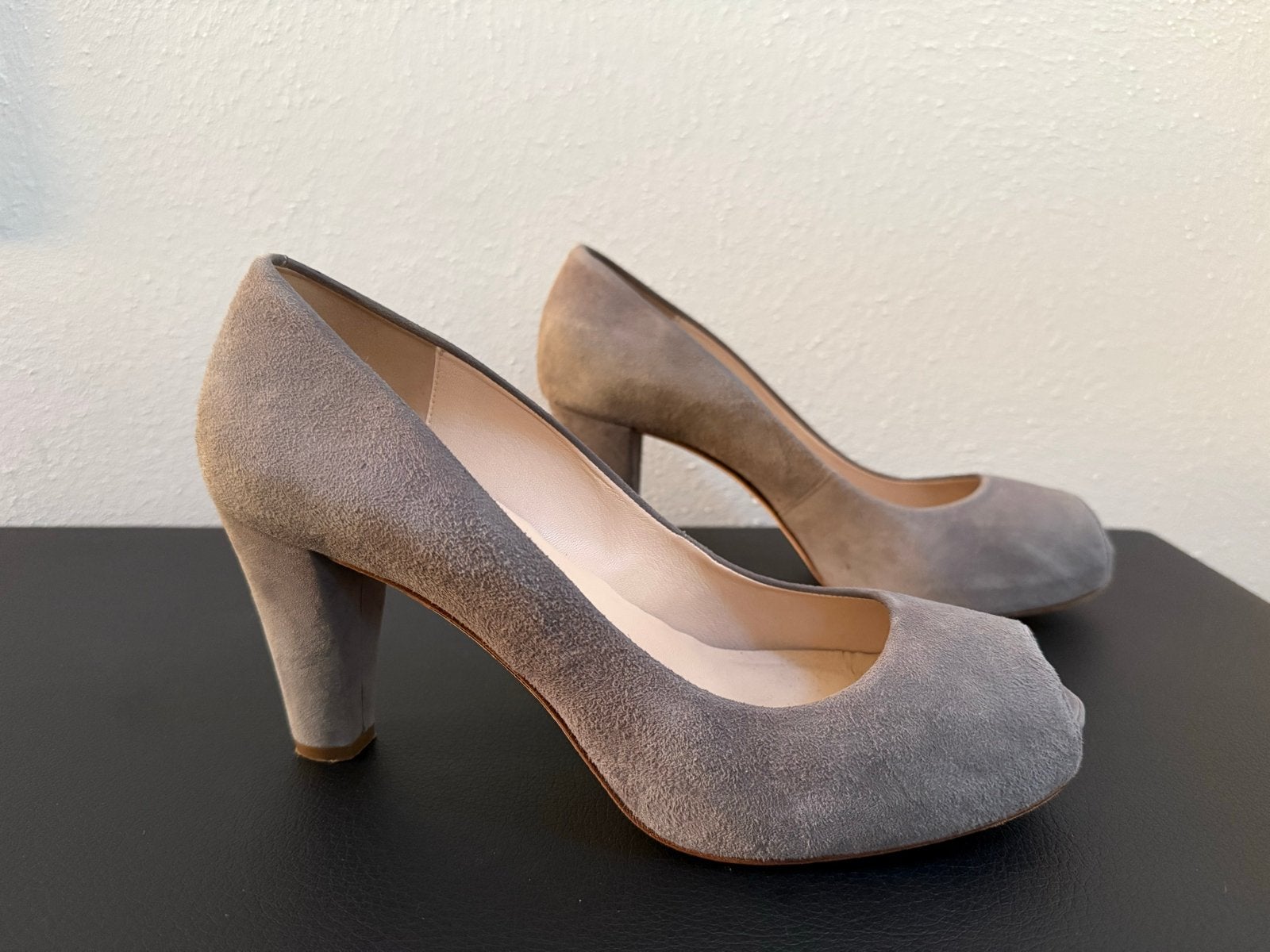 Lichtgrijze suède peeptoe pumps, maat 40, hak 8 cm, Unisa, Pumps, Ophalen of Verzenden, Zo goed als nieuw, Grijs