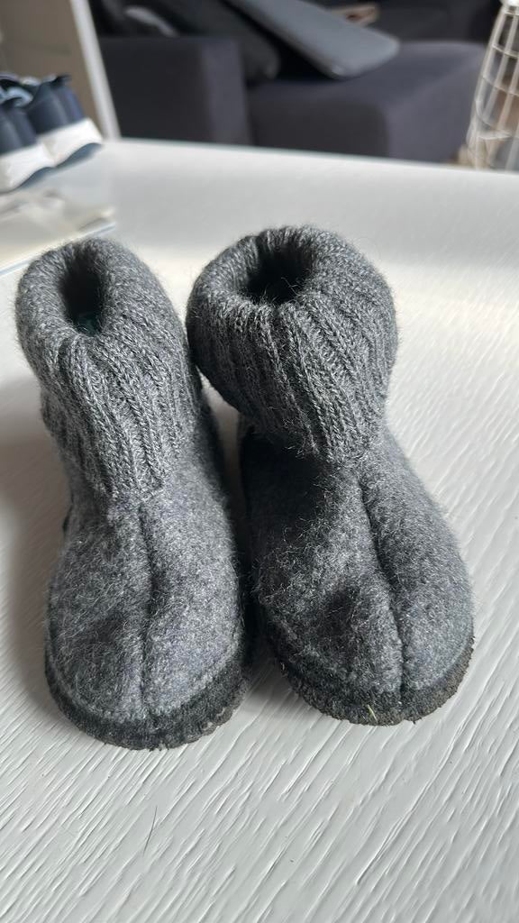 Schattige Bergstein pantoffels maat 26 kleur grijs, Ophalen of Verzenden, Zo goed als nieuw, Jongetje of Meisje, Slofjes
