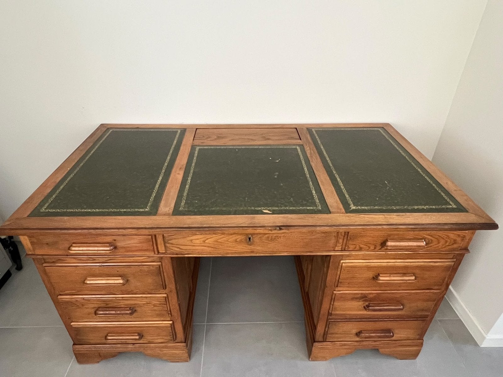 Antiek eikenhouten bureau met groen lederen blad, Ophalen