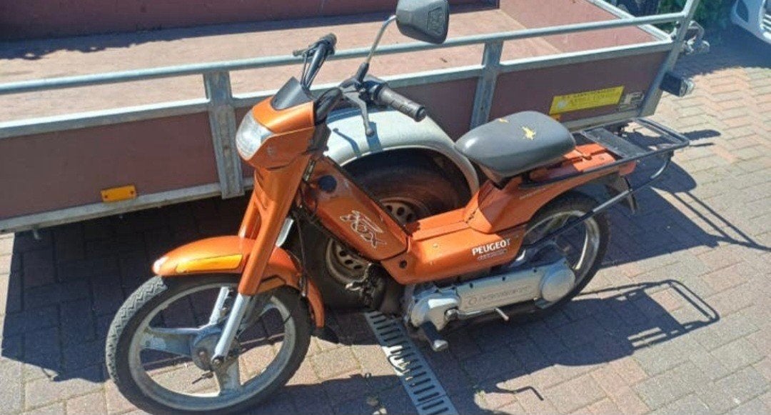 Te koop een leuke peugeot fox op geel kenteken loopt, Fietsen en Brommers, Brommers | Peugeot, Ophalen, Gebruikt, Maximaal 45 km/u