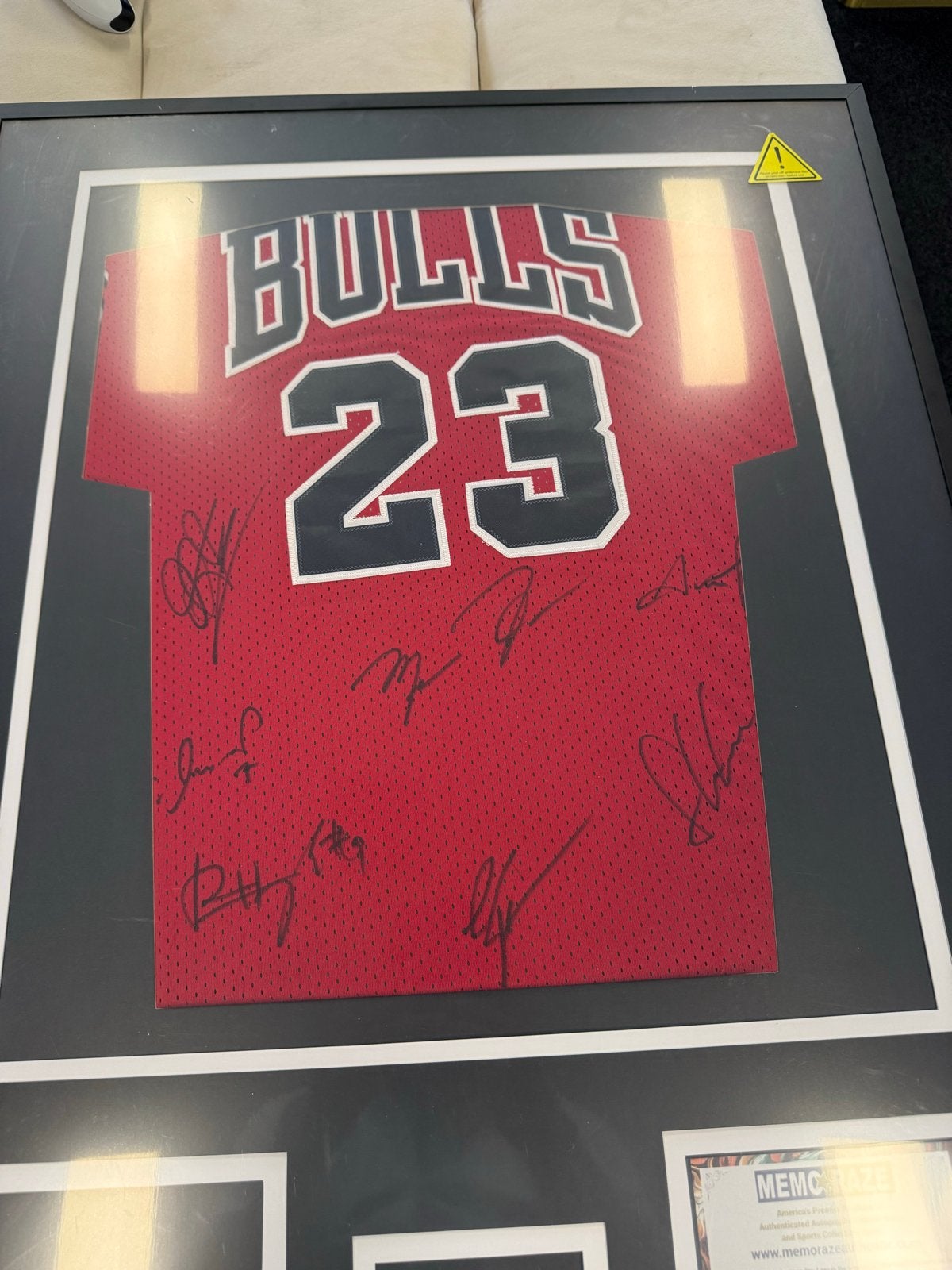 Volledig ingelijst gesigneerd Bulls shirt 1998 team, Ophalen, Zo goed als nieuw, Overige sporten, Shirt