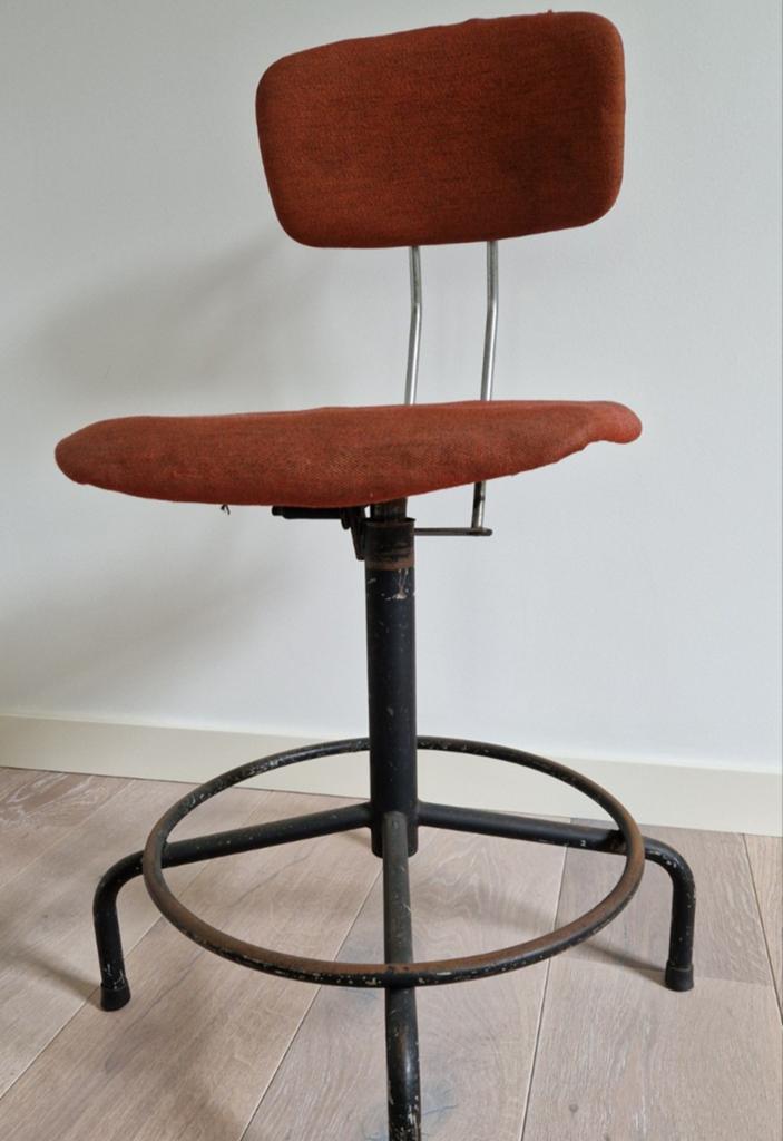 Bureaustoel industriëel Rood Antiek, draaistoel, Antiek en Kunst, Antiek | Meubels | Stoelen en Banken, Ophalen