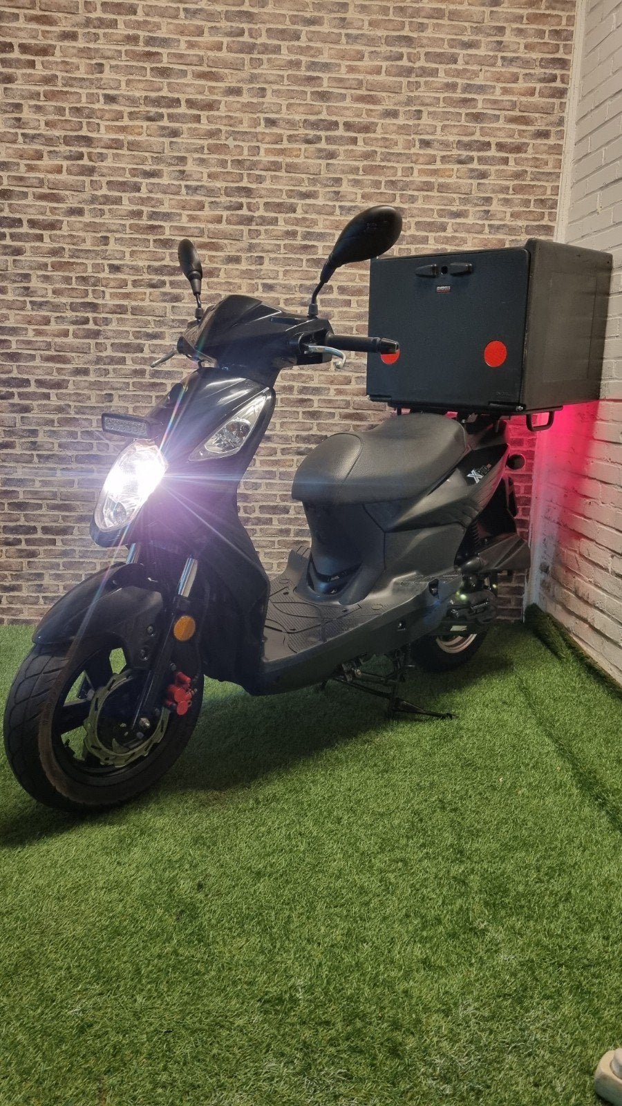 Zeer nette Sym X Pro E4 bezorgscooter 2020! incl box, Gebruikt, Overige modellen, Ophalen of Verzenden, Benzine