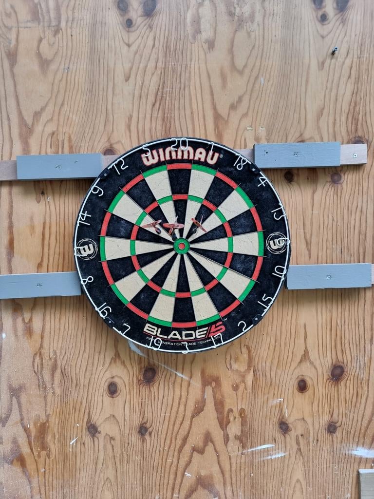 Winmau Blade 5 dartbord met pijlen, Sport en Fitness, Darts, Ophalen of Verzenden, Gebruikt, Dartbord met pijlen