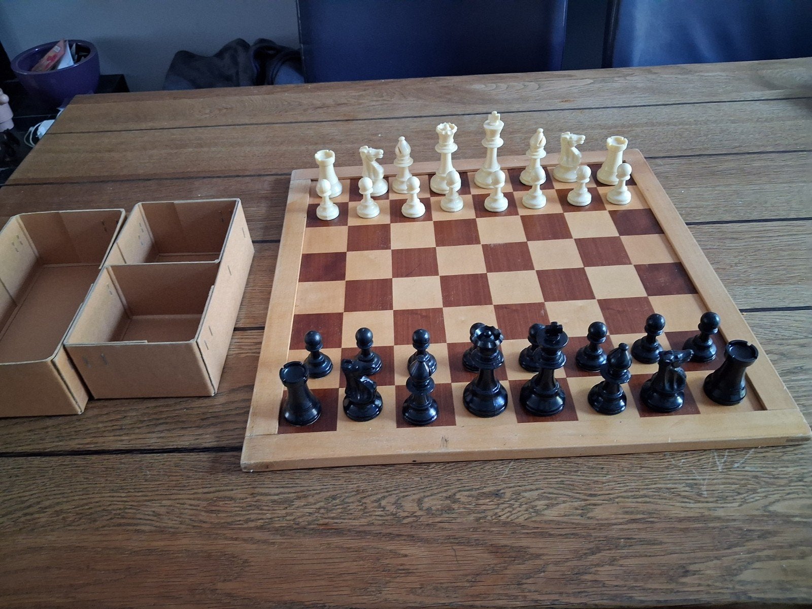 Vintage Schaakspel Bord en grote verzwaarde plastic Stukken, Een of twee spelers, Ophalen of Verzenden, Gebruikt
