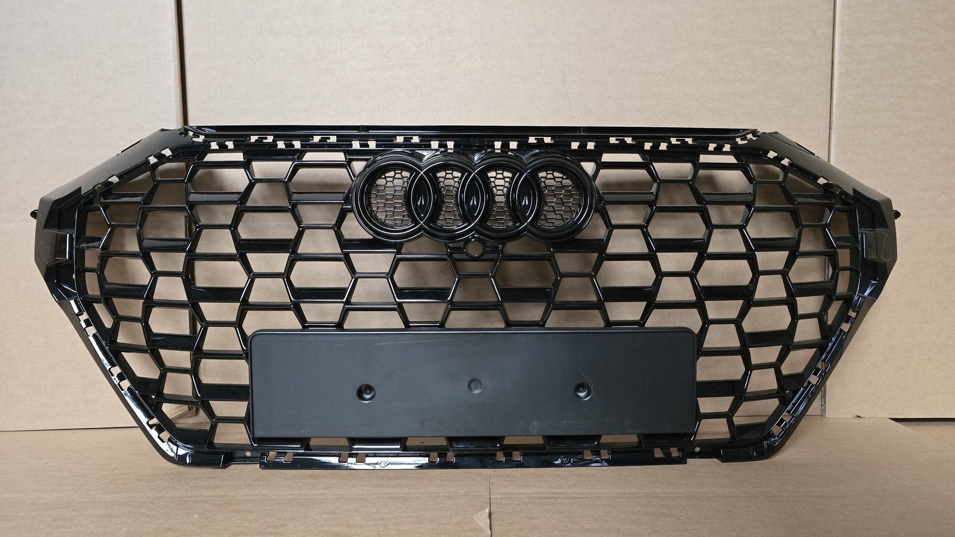 Grill Audi Q3 83A RS F3 RSQ3 ORIGINEEL GRILLE 83A853651D, Gebruikt, -, Voor, Bumper
